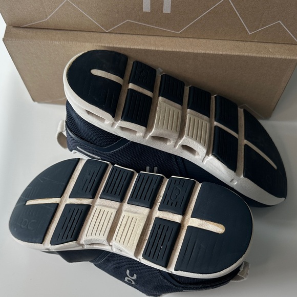 On Running Cloud Play Midnight White Size 3 Kids - Picture 4 of 6